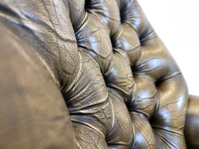 WMK Formschöner & hochwertiger original englischer Chesterfield Sessel Pegasus mit dickem & weichem gestepptem Echtleder Bezug mit Alterspatina # Ledersessel Lesesessel Clubsessel Sitzgarnitur Vintage
