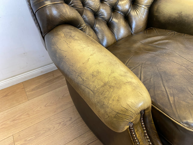 WMK Formschöner & hochwertiger original englischer Chesterfield Sessel Pegasus mit dickem & weichem gestepptem Echtleder Bezug mit Alterspatina # Ledersessel Lesesessel Clubsessel Sitzgarnitur Vintage