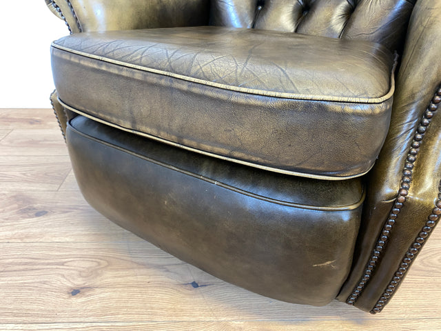 WMK Formschöner & hochwertiger original englischer Chesterfield Sessel Pegasus mit dickem & weichem gestepptem Echtleder Bezug mit Alterspatina # Ledersessel Lesesessel Clubsessel Sitzgarnitur Vintage