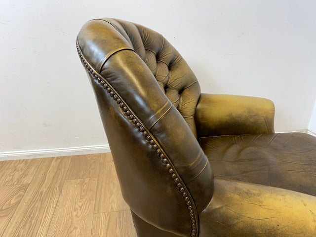 WMK Formschöner & hochwertiger original englischer Chesterfield Sessel Pegasus mit dickem & weichem gestepptem Echtleder Bezug mit Alterspatina # Ledersessel Lesesessel Clubsessel Sitzgarnitur Vintage