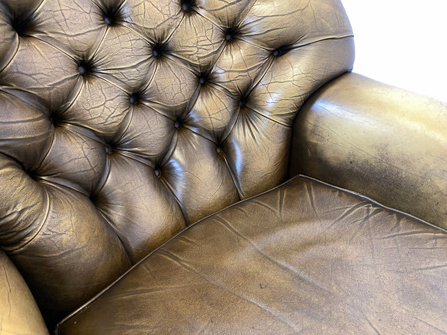 WMK Formschöner & hochwertiger original englischer Chesterfield Sessel Pegasus mit dickem & weichem gestepptem Echtleder Bezug mit Alterspatina # Ledersessel Lesesessel Clubsessel Sitzgarnitur Vintage