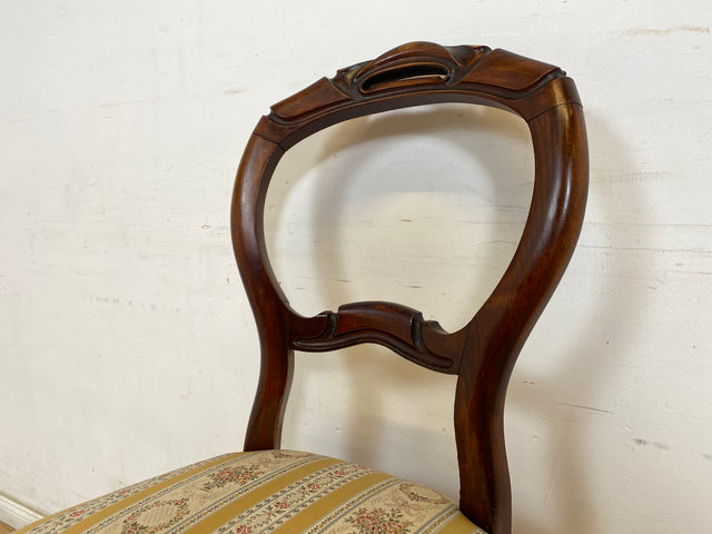 WMK Vornehmer und gut erhaltener antiker Esszimmerstuhl mir hochwertigem Sitzbezug, reichverziertem Rahmen & bequemen Federkern # Stuhl Küchenstuhl Louis Philipp Barock Rokoko Biedermeier Vintage