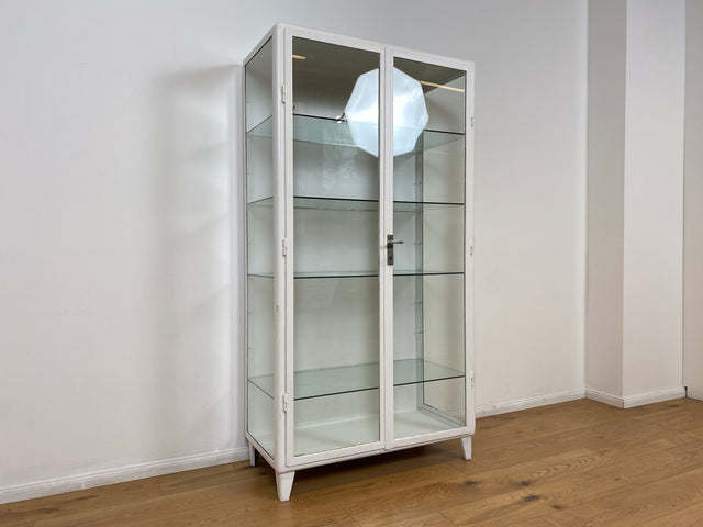 WMK # Formschöner weißer 1930er Jahre Medizinschrank aus Eisen mit Glastüren und Glasböden # Apothekerschrank Arztschrank antike Arztvitrine Vitrine Glasvitrine Industrial Design Display Bauhaus 40er