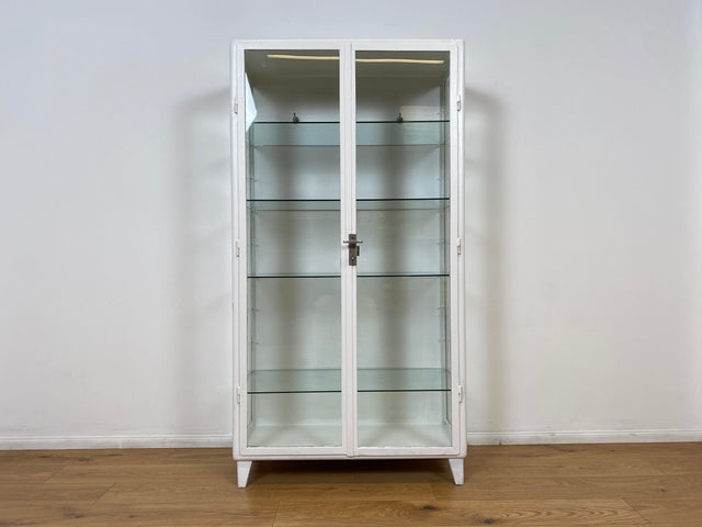 WMK # Formschöner weißer 1930er Jahre Medizinschrank aus Eisen mit Glastüren und Glasböden # Apothekerschrank Arztschrank antike Arztvitrine Vitrine Glasvitrine Industrial Design Display Bauhaus 40er