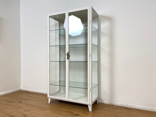 WMK # Formschöner weißer 1930er Jahre Medizinschrank aus Eisen mit Glastüren und Glasböden # Apothekerschrank Arztschrank antike Arztvitrine Vitrine Glasvitrine Industrial Design Display Bauhaus 40er