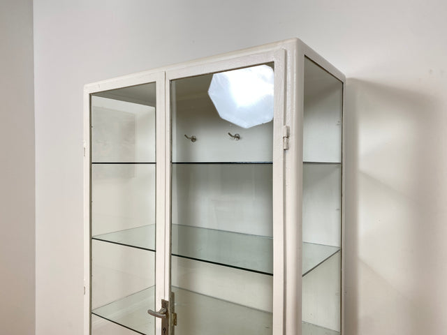 WMK # Formschöner weißer 1930er Jahre Medizinschrank aus Eisen mit Glastüren und Glasböden # Apothekerschrank Arztschrank antike Arztvitrine Vitrine Glasvitrine Industrial Design Display Bauhaus 40er