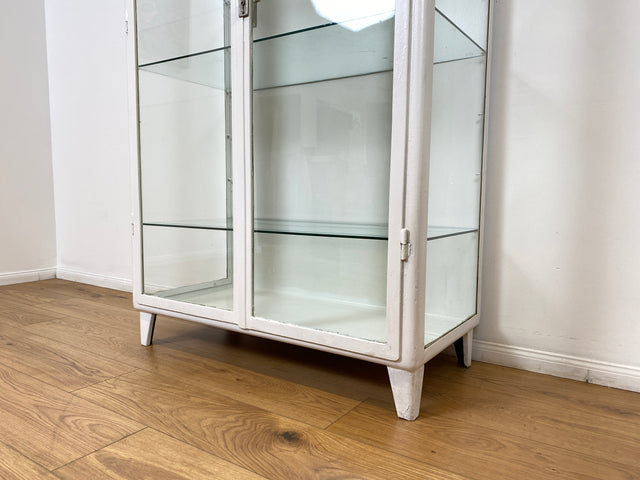 WMK # Formschöner weißer 1930er Jahre Medizinschrank aus Eisen mit Glastüren und Glasböden # Apothekerschrank Arztschrank antike Arztvitrine Vitrine Glasvitrine Industrial Design Display Bauhaus 40er