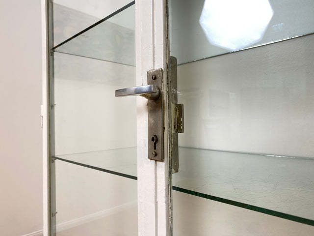 WMK # Formschöner weißer 1930er Jahre Medizinschrank aus Eisen mit Glastüren und Glasböden # Apothekerschrank Arztschrank antike Arztvitrine Vitrine Glasvitrine Industrial Design Display Bauhaus 40er