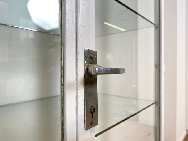 WMK # Formschöner weißer 1930er Jahre Medizinschrank aus Eisen mit Glastüren und Glasböden # Apothekerschrank Arztschrank antike Arztvitrine Vitrine Glasvitrine Industrial Design Display Bauhaus 40er