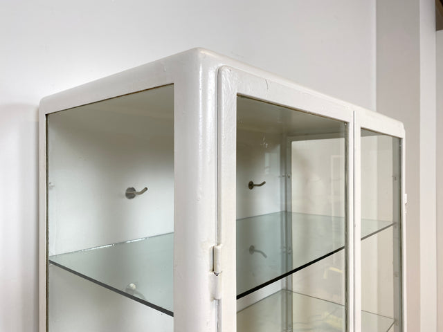 WMK # Formschöner weißer 1930er Jahre Medizinschrank aus Eisen mit Glastüren und Glasböden # Apothekerschrank Arztschrank antike Arztvitrine Vitrine Glasvitrine Industrial Design Display Bauhaus 40er