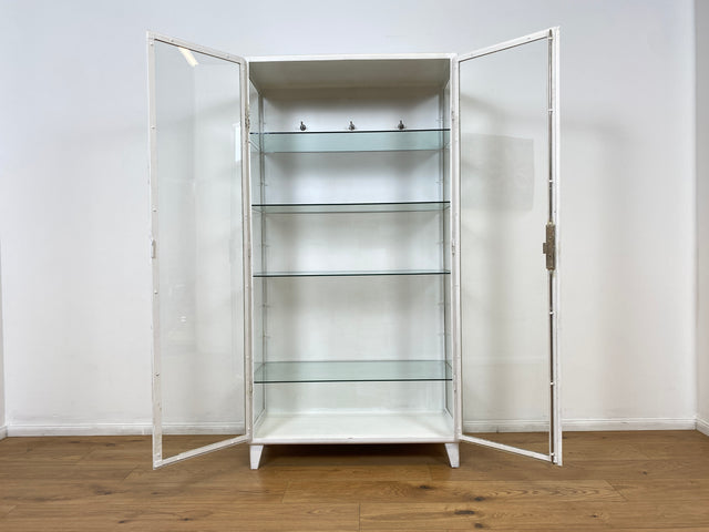 WMK # Formschöner weißer 1930er Jahre Medizinschrank aus Eisen mit Glastüren und Glasböden # Apothekerschrank Arztschrank antike Arztvitrine Vitrine Glasvitrine Industrial Design Display Bauhaus 40er