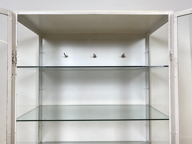 WMK # Formschöner weißer 1930er Jahre Medizinschrank aus Eisen mit Glastüren und Glasböden # Apothekerschrank Arztschrank antike Arztvitrine Vitrine Glasvitrine Industrial Design Display Bauhaus 40er