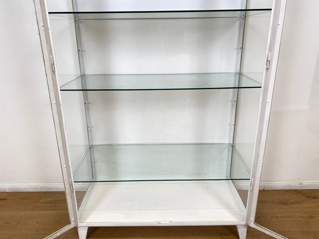 WMK # Formschöner weißer 1930er Jahre Medizinschrank aus Eisen mit Glastüren und Glasböden # Apothekerschrank Arztschrank antike Arztvitrine Vitrine Glasvitrine Industrial Design Display Bauhaus 40er