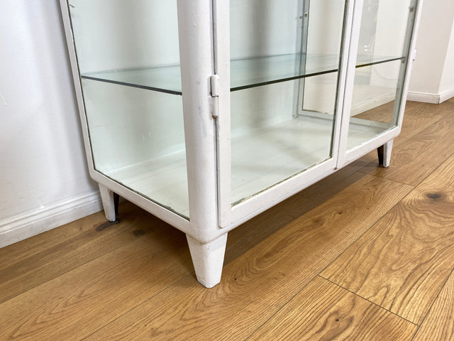 WMK # Formschöner weißer 1930er Jahre Medizinschrank aus Eisen mit Glastüren und Glasböden # Apothekerschrank Arztschrank antike Arztvitrine Vitrine Glasvitrine Industrial Design Display Bauhaus 40er