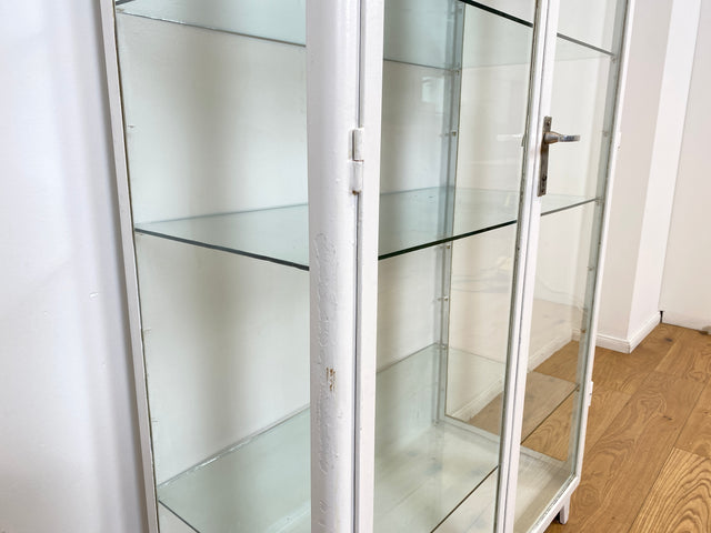 WMK # Formschöner weißer 1930er Jahre Medizinschrank aus Eisen mit Glastüren und Glasböden # Apothekerschrank Arztschrank antike Arztvitrine Vitrine Glasvitrine Industrial Design Display Bauhaus 40er