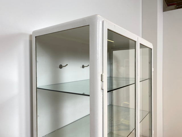WMK # Formschöner weißer 1930er Jahre Medizinschrank aus Eisen mit Glastüren und Glasböden # Apothekerschrank Arztschrank antike Arztvitrine Vitrine Glasvitrine Industrial Design Display Bauhaus 40er