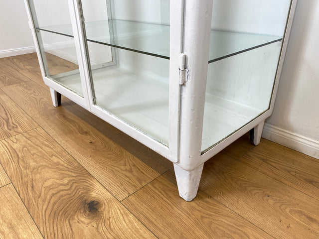 WMK # Formschöner weißer 1930er Jahre Medizinschrank aus Eisen mit Glastüren und Glasböden # Apothekerschrank Arztschrank antike Arztvitrine Vitrine Glasvitrine Industrial Design Display Bauhaus 40er