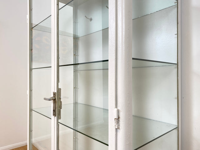 WMK # Formschöner weißer 1930er Jahre Medizinschrank aus Eisen mit Glastüren und Glasböden # Apothekerschrank Arztschrank antike Arztvitrine Vitrine Glasvitrine Industrial Design Display Bauhaus 40er
