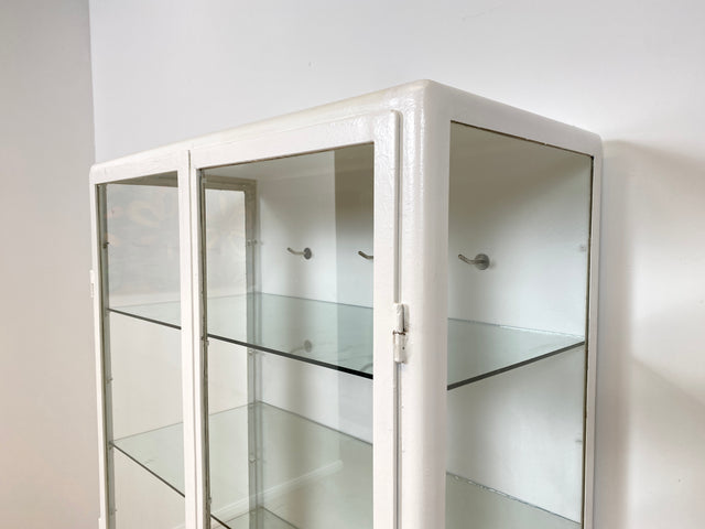 WMK # Formschöner weißer 1930er Jahre Medizinschrank aus Eisen mit Glastüren und Glasböden # Apothekerschrank Arztschrank antike Arztvitrine Vitrine Glasvitrine Industrial Design Display Bauhaus 40er