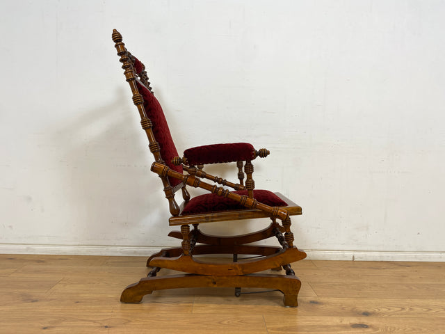 WMK Wunderschöner und gut erhaltener skandinavischer antiker Schaukelstuhl mit bodenschonender Federwippung und grandiosem rotem Brokatbezug # Stuhl Sessel Lesesessel Lesestuhl Rocking Chair Vintage