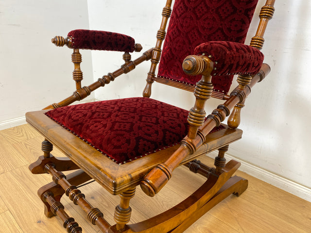 WMK Wunderschöner und gut erhaltener skandinavischer antiker Schaukelstuhl mit bodenschonender Federwippung und grandiosem rotem Brokatbezug # Stuhl Sessel Lesesessel Lesestuhl Rocking Chair Vintage