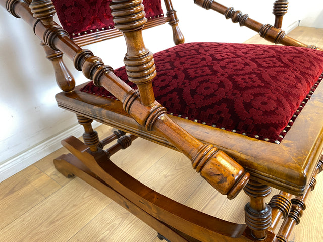 WMK Wunderschöner und gut erhaltener skandinavischer antiker Schaukelstuhl mit bodenschonender Federwippung und grandiosem rotem Brokatbezug # Stuhl Sessel Lesesessel Lesestuhl Rocking Chair Vintage