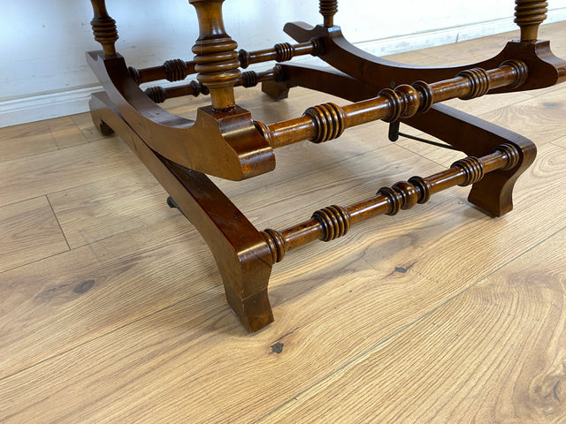 WMK Wunderschöner und gut erhaltener skandinavischer antiker Schaukelstuhl mit bodenschonender Federwippung und grandiosem rotem Brokatbezug # Stuhl Sessel Lesesessel Lesestuhl Rocking Chair Vintage