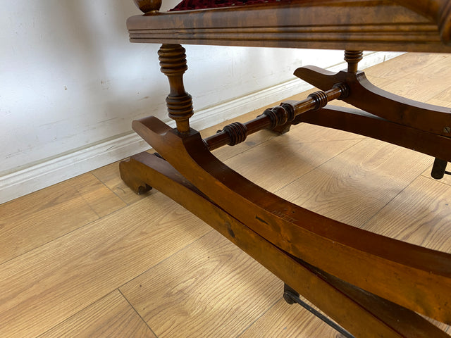WMK Wunderschöner und gut erhaltener skandinavischer antiker Schaukelstuhl mit bodenschonender Federwippung und grandiosem rotem Brokatbezug # Stuhl Sessel Lesesessel Lesestuhl Rocking Chair Vintage