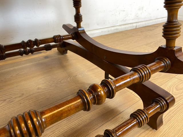 WMK Wunderschöner und gut erhaltener skandinavischer antiker Schaukelstuhl mit bodenschonender Federwippung und grandiosem rotem Brokatbezug # Stuhl Sessel Lesesessel Lesestuhl Rocking Chair Vintage