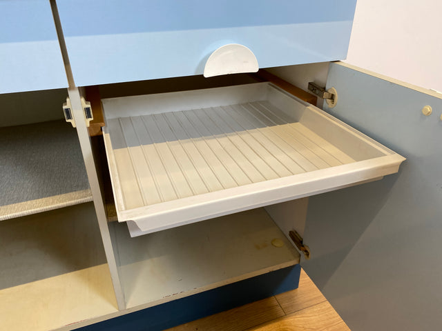 WMK # Kultige blaue Space Age Küchenzeile aus 1976 mit Hängeschrank, Schubladen und Gewürzregal # Küchenbüfett kleine Küche Küchenschrank Küchenhängeschrank Küchenanrichte Kredenz Retro Vintage DDR