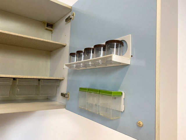 WMK # Kultige blaue Space Age Küchenzeile aus 1976 mit Hängeschrank, Schubladen und Gewürzregal # Küchenbüfett kleine Küche Küchenschrank Küchenhängeschrank Küchenanrichte Kredenz Retro Vintage DDR