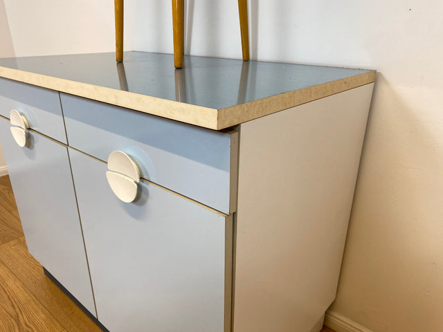 WMK # Kultige blaue Space Age Küchenzeile aus 1976 mit Hängeschrank, Schubladen und Gewürzregal # Küchenbüfett kleine Küche Küchenschrank Küchenhängeschrank Küchenanrichte Kredenz Retro Vintage DDR