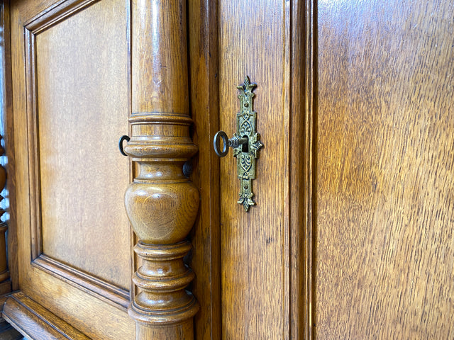 WMK Prachtvoller und gut erhaltener antiker Büffetschrank aus massivem Eichenholz mit prunkvollen Messingbeschlägen, um 1900 # Anrichte Aufsatzbuffett Buffett Schrank Highboard Gründerzeit Vintage