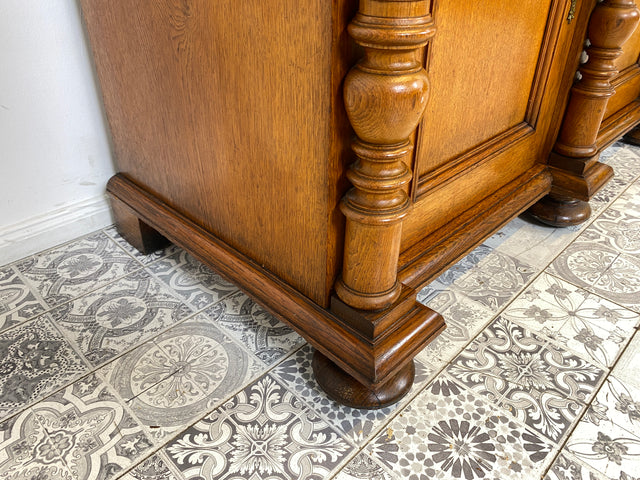WMK Prachtvoller und gut erhaltener antiker Büffetschrank aus massivem Eichenholz mit prunkvollen Messingbeschlägen, um 1900 # Anrichte Aufsatzbuffett Buffett Schrank Highboard Gründerzeit Vintage