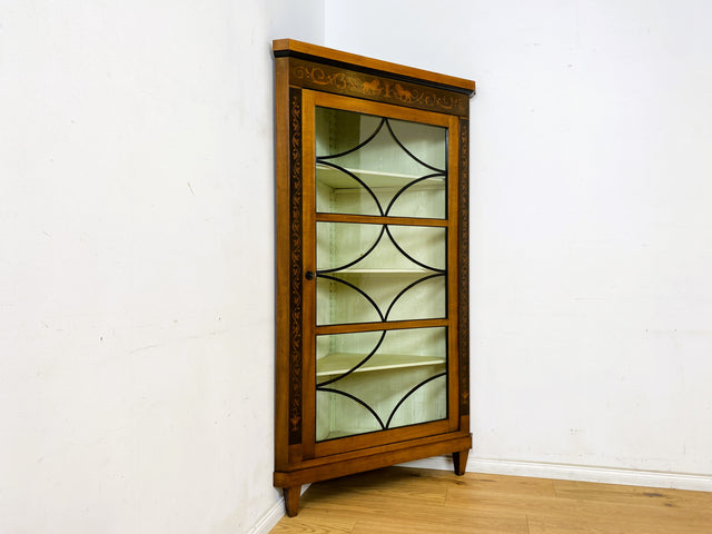 WMK Vornehme & gut erhaltene antike Eckvitrine , um 1900, Meinzer Biedermeier Stil in Kirschholz & Birnbaum mit Sprossenfenstern & Intarsien # Bücherschrank Büchervitrine Eckschrank Vitrine Vintage