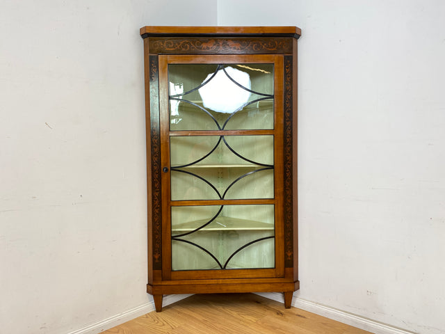 WMK Vornehme & gut erhaltene antike Eckvitrine , um 1900, Meinzer Biedermeier Stil in Kirschholz & Birnbaum mit Sprossenfenstern & Intarsien # Bücherschrank Büchervitrine Eckschrank Vitrine Vintage