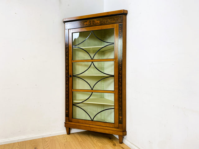 WMK Vornehme & gut erhaltene antike Eckvitrine , um 1900, Meinzer Biedermeier Stil in Kirschholz & Birnbaum mit Sprossenfenstern & Intarsien # Bücherschrank Büchervitrine Eckschrank Vitrine Vintage