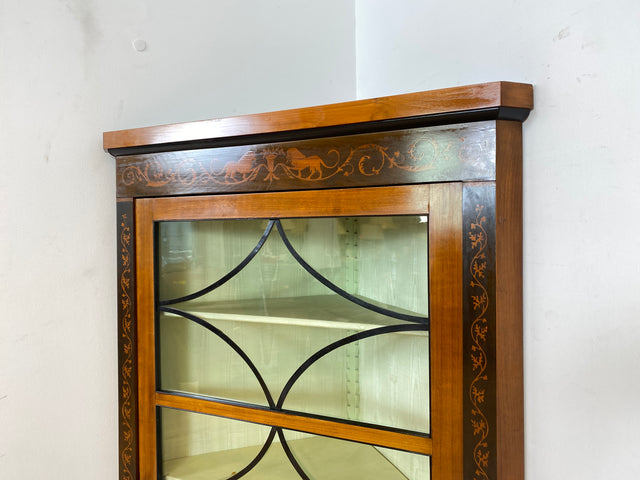 WMK Vornehme & gut erhaltene antike Eckvitrine , um 1900, Meinzer Biedermeier Stil in Kirschholz & Birnbaum mit Sprossenfenstern & Intarsien # Bücherschrank Büchervitrine Eckschrank Vitrine Vintage