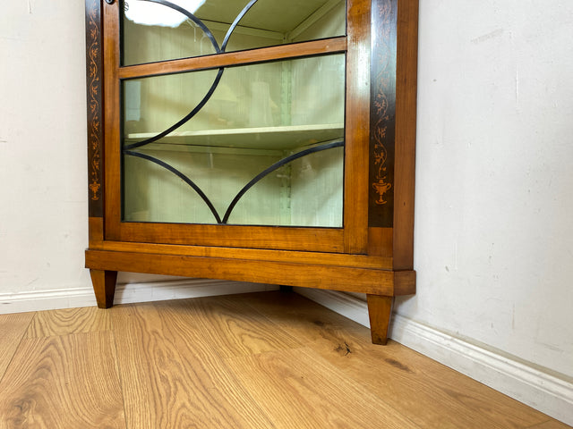 WMK Vornehme & gut erhaltene antike Eckvitrine , um 1900, Meinzer Biedermeier Stil in Kirschholz & Birnbaum mit Sprossenfenstern & Intarsien # Bücherschrank Büchervitrine Eckschrank Vitrine Vintage