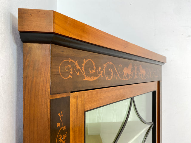 WMK Vornehme & gut erhaltene antike Eckvitrine , um 1900, Meinzer Biedermeier Stil in Kirschholz & Birnbaum mit Sprossenfenstern & Intarsien # Bücherschrank Büchervitrine Eckschrank Vitrine Vintage