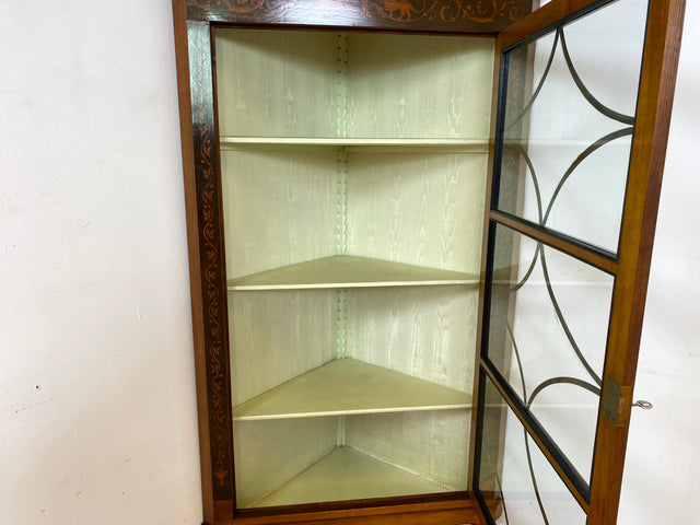 WMK Vornehme & gut erhaltene antike Eckvitrine , um 1900, Meinzer Biedermeier Stil in Kirschholz & Birnbaum mit Sprossenfenstern & Intarsien # Bücherschrank Büchervitrine Eckschrank Vitrine Vintage