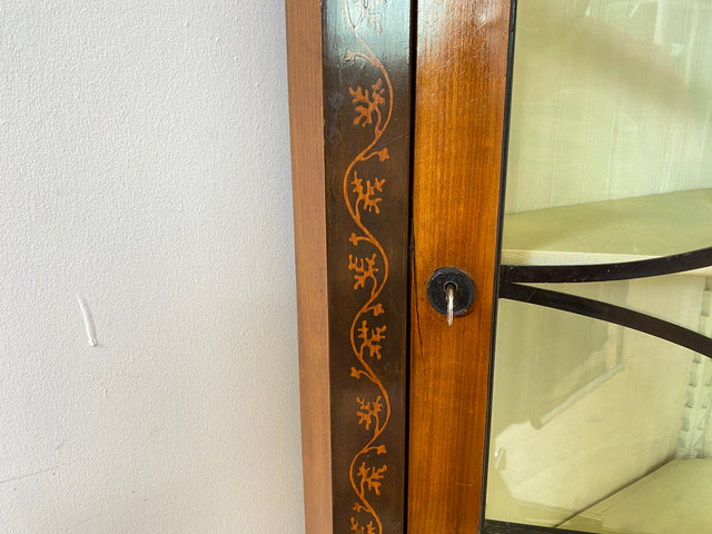 WMK Vornehme & gut erhaltene antike Eckvitrine , um 1900, Meinzer Biedermeier Stil in Kirschholz & Birnbaum mit Sprossenfenstern & Intarsien # Bücherschrank Büchervitrine Eckschrank Vitrine Vintage
