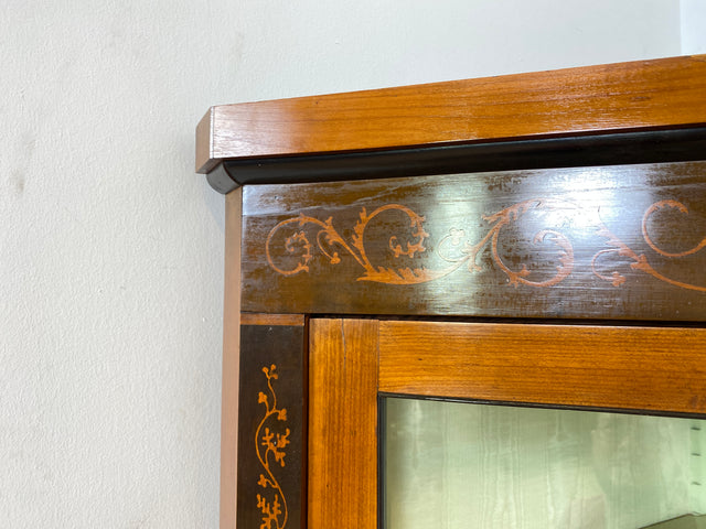 WMK Vornehme & gut erhaltene antike Eckvitrine , um 1900, Meinzer Biedermeier Stil in Kirschholz & Birnbaum mit Sprossenfenstern & Intarsien # Bücherschrank Büchervitrine Eckschrank Vitrine Vintage