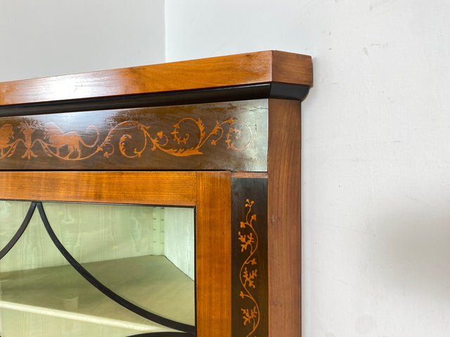 WMK Vornehme & gut erhaltene antike Eckvitrine , um 1900, Meinzer Biedermeier Stil in Kirschholz & Birnbaum mit Sprossenfenstern & Intarsien # Bücherschrank Büchervitrine Eckschrank Vitrine Vintage