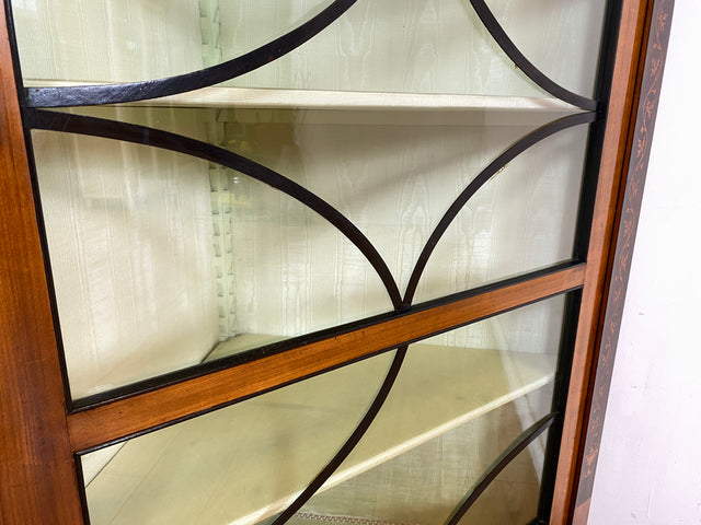 WMK Vornehme & gut erhaltene antike Eckvitrine , um 1900, Meinzer Biedermeier Stil in Kirschholz & Birnbaum mit Sprossenfenstern & Intarsien # Bücherschrank Büchervitrine Eckschrank Vitrine Vintage