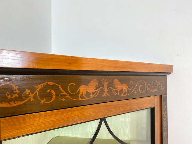 WMK Vornehme & gut erhaltene antike Eckvitrine , um 1900, Meinzer Biedermeier Stil in Kirschholz & Birnbaum mit Sprossenfenstern & Intarsien # Bücherschrank Büchervitrine Eckschrank Vitrine Vintage