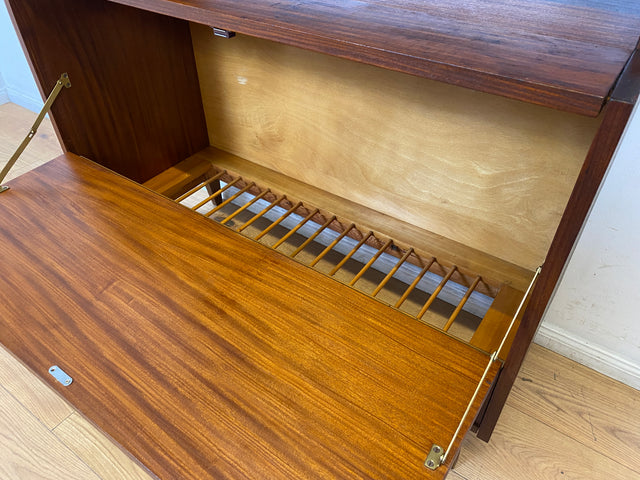 WMK I Schöne Mid-Century Vitrine mit Wäscheschrank, Vollholz