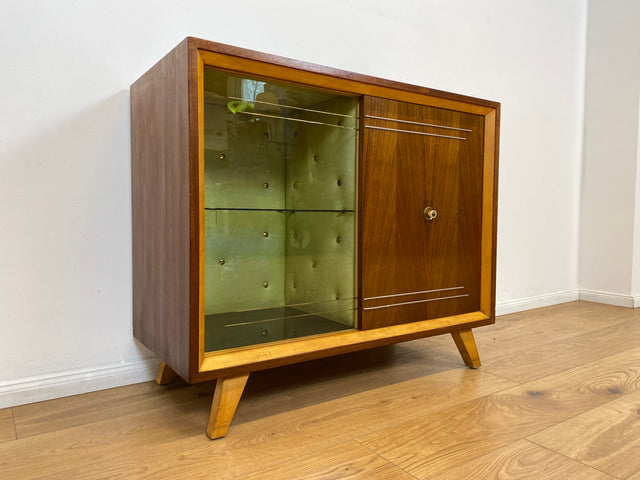 WMK # Stilvolle und hochwertige 50er Jahre Barkommode aus vollem Holz mit Schiebetüren und hübsch bespanntem Barfach # Barschrank Hausbar Mini-bar Vitrine Kommode Sideboard Mid-Century Vintage 60er