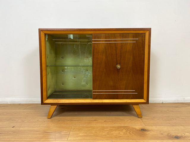 WMK # Stilvolle und hochwertige 50er Jahre Barkommode aus vollem Holz mit Schiebetüren und hübsch bespanntem Barfach # Barschrank Hausbar Mini-bar Vitrine Kommode Sideboard Mid-Century Vintage 60er
