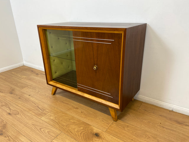 WMK # Stilvolle und hochwertige 50er Jahre Barkommode aus vollem Holz mit Schiebetüren und hübsch bespanntem Barfach # Barschrank Hausbar Mini-bar Vitrine Kommode Sideboard Mid-Century Vintage 60er